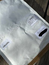 Damit Bohrn Mena das Paket öffnet, hat der Absender den Hinweis "Volkshilfe" aufs Kuvert geklebt.
