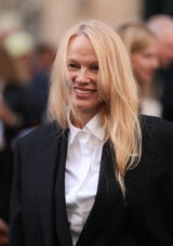 Pamela Anderson ''oben ohne'' bei Pariser Fashion Week