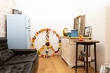Das Peace-Zeichen aus Blumen war Teil der Ausstattung einer SOKO-Folge.