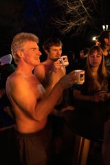 Klima-Kleber im Bikini am Christkindlmarkt