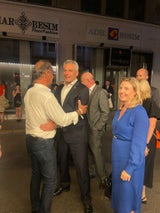 Kurz-Film: Kanzler Nehammer bei Premieren-Party