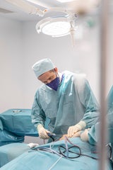 Dozent Dr. Matiasek führt Fettabsaugungen in seinem modernen OP-Saal in seiner Ordination im 1. Wiener Bezirk durch.