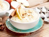 Grießpudding mit Äpfeln und Pinienkernen.
