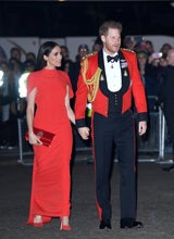 Meghan trägt eine bodenlange Robe des Labels Safiyaa in Knallrot.