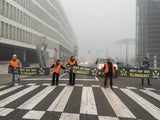 Klima-Kleber blockieren Straßen im Morgenverkehr