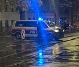 Rettungsfahrzeug kollidiert mit Polizeiwagen auf Schmelzbrücke