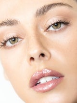 Für den Natural Look werden die Wimpern zart getuscht, die Brauen ordentlich gebürstet und die Gesichtshaut mit Highlights ganz natürlich betont. Ein natürlicher Lippenstiftton rundet den Look perfekt ab. 