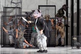 "Animal Farm" macht die Staatsoper zum Schlachthof