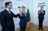 CFO Lars Mosdorf, CEO Ivo Ivanovski und Börse-CEO Christoph Boschan beim "Bell Ringing".