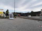 Klein-Lkw krachte gegen Tankstellen-Preistafel