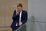 Robert Habeck am Telefon