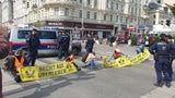Nach Aufforderung durch die Polizei standen die Aktivisten auf und entfernten sich.