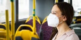 Frau trägt Corona-Maske im Bus