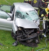 Frau prallte in Wien mit Pkw gegen Baum