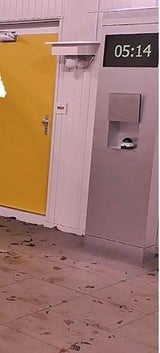 Die gelbe Tür im Außenbereich führt in den geheimen Raum