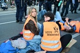 Klima-Kleber vor dem Parlament
