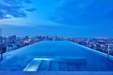 Infinity Pool am Rooftop der 137 Pillars Suites in Bangkok. 