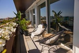 Auf der sonnigen Terrasse mit Blick über Barcelona kann in den stylischen Bahia-Loungesesseln gechillt werden. 