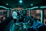 Partystimmung im Luxury Bus: Ein einmaliges Erlebnis.
