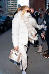 Auch Jennifer Lopez trägt immer wieder ein kleines Modell der begehrten Tasche.