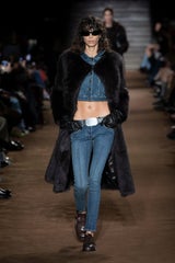 Hose vergessen? Sydney Sweeney im Glitzerhöschen bei Miu Miu
