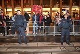 "Krieg den Palästen", rufen Demonstranten in Richtung der Besucher der Staatsoper.
