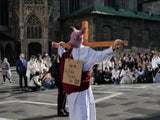 Schweine-Kreuzigung vorm Stephansdom