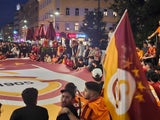 Türkische Fans stürmen Reumannplatz