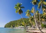 Malerisch schön und ein beliebtes Postkartenmotiv ist die berühmte Bucht in St. Lucia.