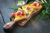 Rombi di polenta auf Zucchini-Paradeisersauce.