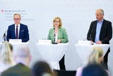 APG-Vorstand Gerhard Christiner, Energieministerin Leonore Gewessler, AGGM-Vorstand Bernhard Painz.