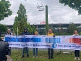 Klima-Aktivisten ketten sich mit Metallrohren aneinander fest