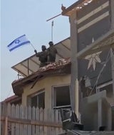 Israelische Soldaten hissen im Gazastreifen die Flagge Israels