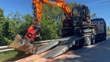 Güterzug gegen Bagger