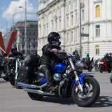 Putin-Biker "Nachtwölfe" legen Kranz nieder
