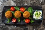 Arancini mit Paradeisersauce.