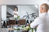 Im Esszimmer, in dem an einem selbst designten Edelstahl-Tisch Platz für acht Personen ist, tischt er gerne Wok-Gerichte auf.  