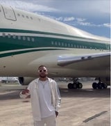 Neymar posiert vor Boeing747