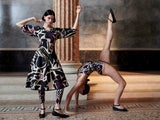 Ausgestelltes Baumwoll-Popeline-Kleid, 399 Euro. Leggings in Stretchjersey, 109 Euro. Flecht-Ballerinas mit Riemchen, 329 Euro. Jersey-Body, 99 Euro (r.).