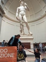 Klima-Chaoten ketten sich an David-Statue