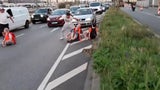 Autofahrer zuckt komplett aus und prügelt auf Klima-Kleber ein