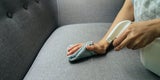 Mit diesem SOS-Trick entfernen Sie Flecken auf Sofa, Teppich und Co.