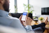 Gewalt gegen Frau Handy