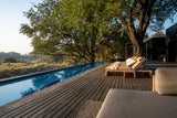 Infinity Pool mit Blick in die Wildnis in der Silvan Safari Lodge. 