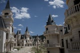 Die für ausländische Touristen gedachte Feriensiedlung erinnert sehr an die Disney-Filme. Nun verfällt die Anlage namens Burj Al Babas in der Türkei.