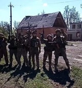Russische Soldaten feiern die Einnahme von Otscheretyne 