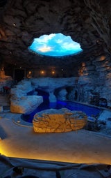 Benko-Protz-Nachbau der "Blauen Grotte von Capri" unter seinem Schlosshotel in Igls bei Innsbruck.