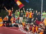 Türkische Fans stürmen Reumannplatz