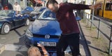 Autofahrer schlägt Klima-Kleber Brille aus dem Gesicht