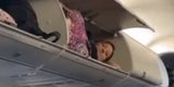 Frau findet unmöglichen Schlafplatz im Flugzeug